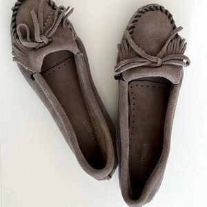 Minnetonka Kilty Hardsole Suede Moccasin-Size 8